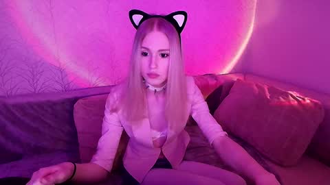 sweet_mol1y online show from October 7, 2025, 9:45 pm