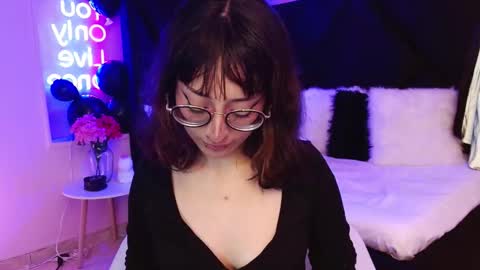 Roxanee online show from November 26, 2025, 4:35 am