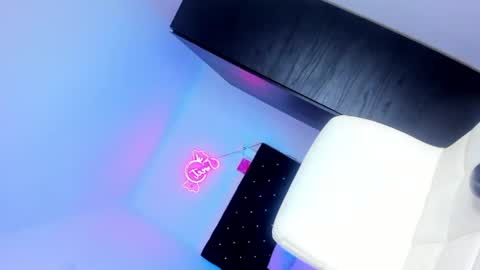 sweet_stacie online show from June 30, 2026, 1:23 pm