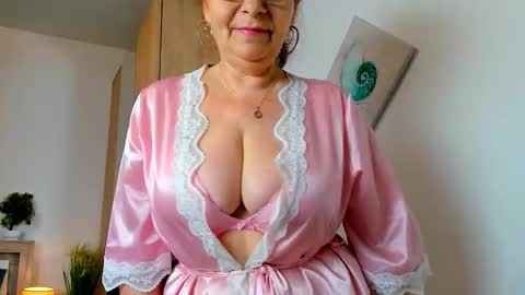 Snapshot of sweetangell69_ chatting on April 28, 2026, 2:27 am Viorica online show from April 28, 2026, 2:27 am