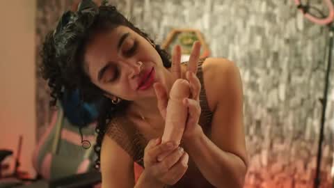 Salom independent model online show from May 3, 2026, 4:24 pm