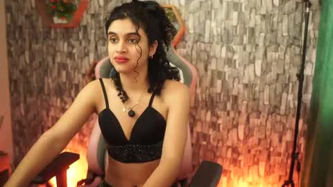 Salom independent model online show from May 5, 2026, 9:01 pm
