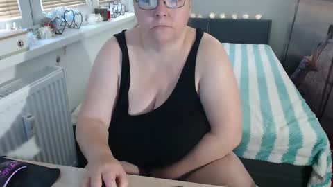 Sweetboobs85h online show from November 9, 2025, 7:06 am