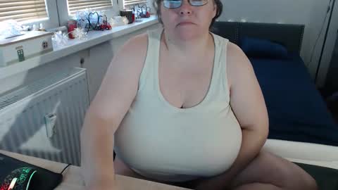 Sweetboobs85h online show from November 18, 2025, 7:35 am