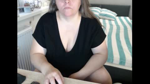Sweetboobs85h online show from December 3, 2025, 10:24 am