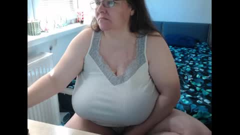 Sweetboobs85h online show from May 1, 2026, 8:41 am