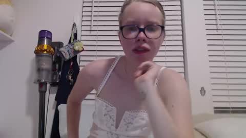Sweetiek1tty online show from September 12, 2025, 12:11 am