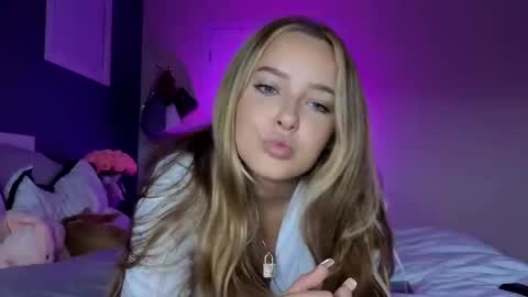 Snapshot of sweetlikedolly chatting on February 16, 2026, 7:04 am Dolly online show from February 16, 2026, 7:04 am