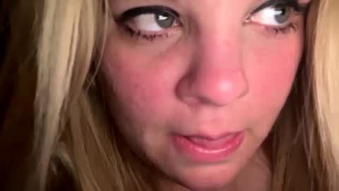 Snapshot of sweetlisa92 chatting on February 24, 2025, 12:09 am Lisa  online show from February 24, 2025, 12:09 am
