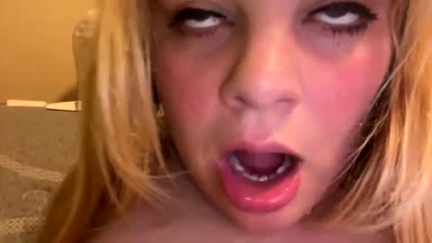 Snapshot of sweetlisa92 chatting on March 5, 2025, 11:05 pm Lisa  online show from March 5, 2025, 11:05 pm