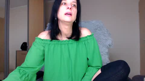 Snapshot of sweetlonglips_ chatting on December 4, 2024, 9:29 am JenJenny online show from December 4, 2024, 9:29 am