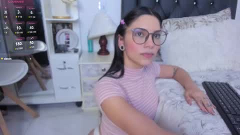 sweetnicky1 online show from January 5, 2026, 7:28 pm