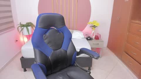 sweetpeach_20 online show from March 7, 2025, 10:32 pm