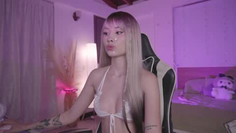 Cat independent model  online show from March 2, 2025, 4:28 am