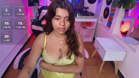 Snapshot of sweety_smilee chatting on May 20, 2026, 8:15 pm Emma online show from May 20, 2026, 8:15 pm