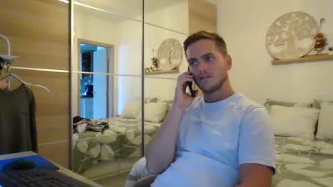 syl092 online show from September 25, 2025, 4:00 pm