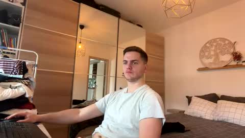 syl092 online show from February 14, 2026, 9:39 am