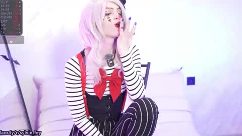 Snapshot of sylvie_fey chatting on October 5, 2025, 11:02 pm Sylvie online show from October 5, 2025, 11:02 pm