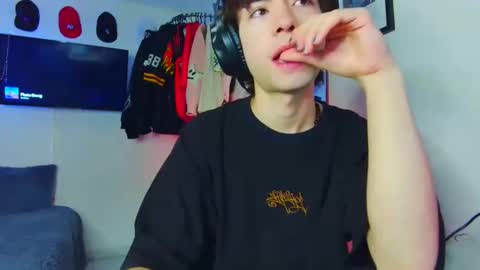 Snapshot of t0n3r chatting on September 25, 2025, 1:09 am TONER online show from September 25, 2025, 1:09 am