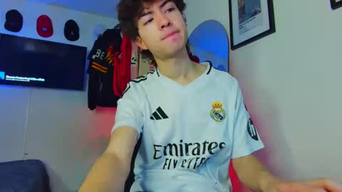 Snapshot of t0n3r chatting on September 26, 2025, 2:37 am TONER online show from September 26, 2025, 2:37 am