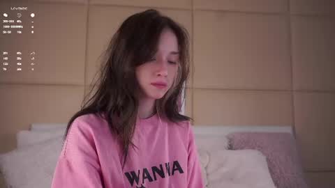 Mia online show from June 17, 2026, 1:19 am