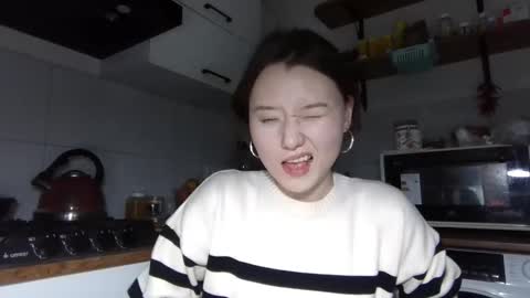 Lily online show from December 1, 2025, 2:44 pm