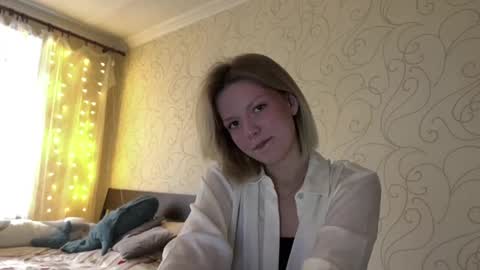 Mia online show from April 30, 2026, 3:51 pm