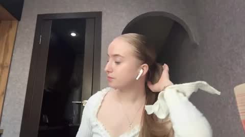 Karina online show from April 29, 2026, 3:05 pm