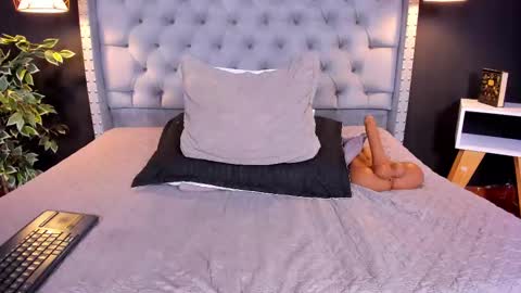   online show from September 30, 2025, 3:55 am