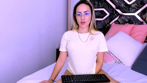 Snapshot of tania_white chatting on January 21, 2025, 9:25 pm Tania online show from January 21, 2025, 9:25 pm