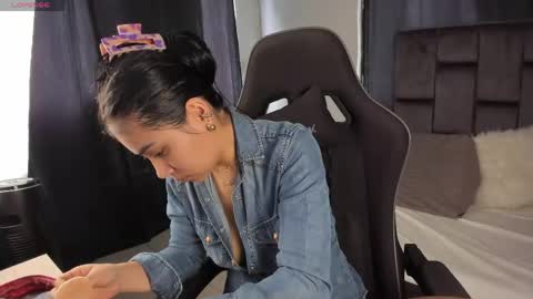 Snapshot of tati_jones chatting on April 17, 2026, 8:01 pm Tatiana online show from April 17, 2026, 8:01 pm