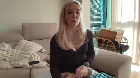 tattoobbgirl online show from April 3, 2026, 4:27 pm