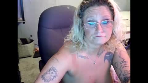 Snapshot of tattooeddirtyteacher chatting on January 22, 2025, 12:27 pm Lisa Lovely online show from January 22, 2025, 12:27 pm