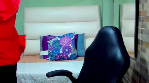 T A Y L E R  online show from March 4, 2025, 12:29 am