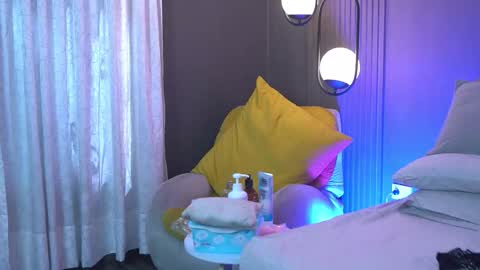 Teylor  Kim online show from February 5, 2026, 6:56 pm