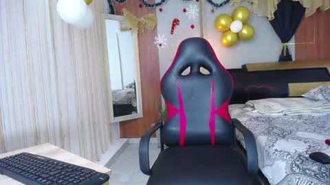 taylor_collins_2 online show from November 12, 2025, 5:13 pm