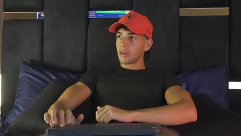 taylorsmiths_ online show from December 21, 2025, 4:19 am