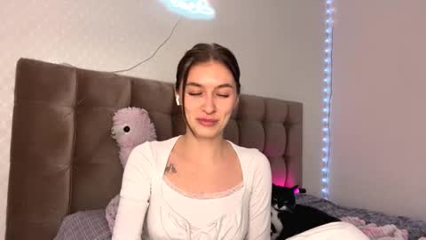 Bella online show from October 2, 2025, 2:13 pm