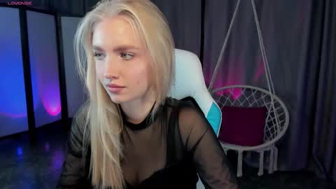 TessaHamilton online show from December 4, 2025, 7:39 am