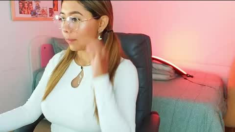 texas_curvykitten online show from April 27, 2026, 10:02 am