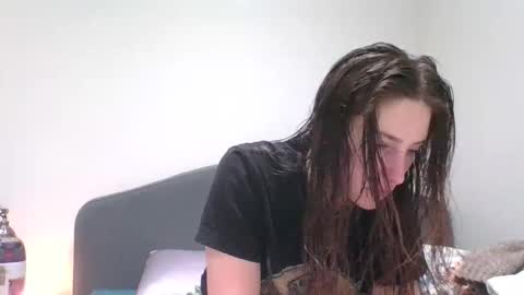 Snapshot of tfeather0532 chatting on February 5, 2026, 5:01 am Tessa online show from February 5, 2026, 5:01 am