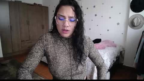 Snapshot of thaliacooper chatting on October 27, 2025, 9:52 pm online show from October 27, 2025, 9:52 pm