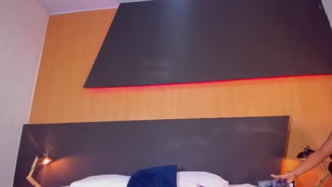 thalor_fox online show from September 12, 2025, 12:05 pm