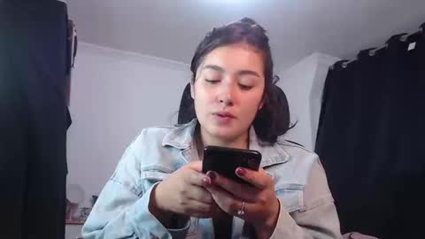 Snapshot of thatgirl2003 chatting on September 10, 2025, 3:45 pm   online show from September 10, 2025, 3:45 pm