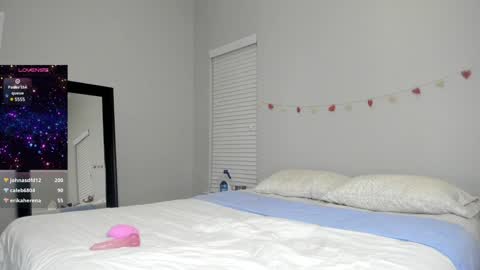 Snapshot of the_hotties chatting on December 6, 2024, 2:35 am the_hotties online show from December 6, 2024, 2:35 am