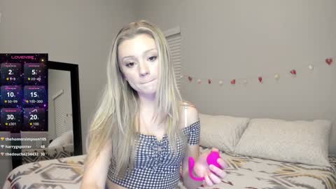 Snapshot of the_hotties chatting on December 28, 2024, 2:01 am the_hotties online show from December 28, 2024, 2:01 am