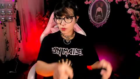 Snapshot of the_kitty_roxy chatting on April 15, 2026, 5:47 am ... ... online show from April 15, 2026, 5:47 am