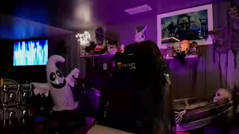 Snapshot of theehhteam chatting on October 19, 2025, 7:25 pm H online show from October 19, 2025, 7:25 pm