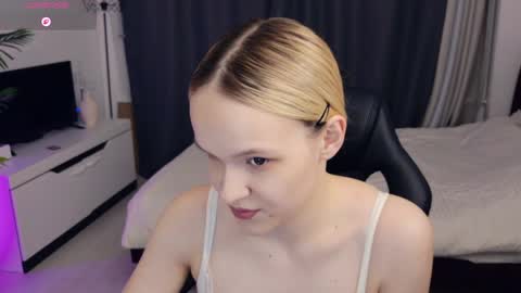 Snapshot of thehousemaid1 chatting on May 17, 2026, 7:32 pm Lily online show from May 17, 2026, 7:32 pm