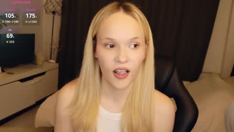 Snapshot of thehousemaid1 chatting on May 29, 2026, 9:02 pm Lily online show from May 29, 2026, 9:02 pm